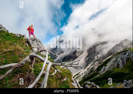 L'Autriche, l'état de Salzbourg, Filzmoos, Female hiker looking at view Banque D'Images