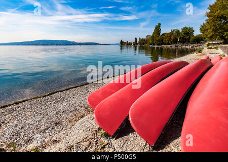 L'Allemagne, l'île de Reichenau, district de Constance, lakeshore avec canoës canadiens Banque D'Images