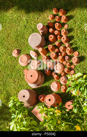 Pots de fleurs vides debout à l'envers sur l'herbe Banque D'Images