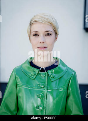 Portrait de femme portant veste en cuir vintage vert Banque D'Images