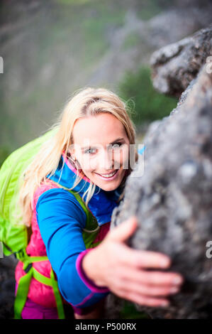 L'Autriche, l'état de Salzbourg, Filzmoos, Female hiker escalade sur rocher Banque D'Images
