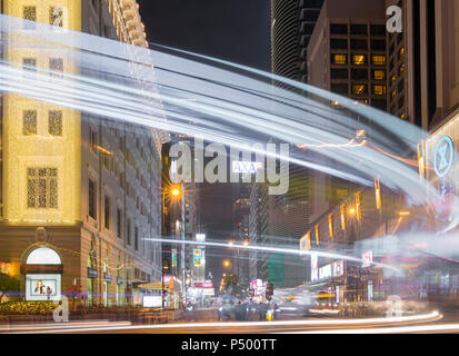 La Chine, Hong Kong, Tsim Sha Tsui, Nathan Road at night, light trails Banque D'Images