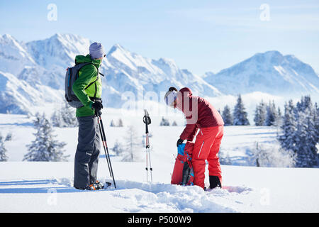 Autriche, Tyrol, randonneurs en raquettes Banque D'Images