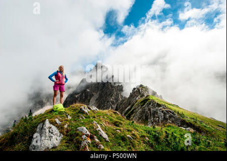 L'Autriche, l'état de Salzbourg, Filzmoos, Female hiker Banque D'Images
