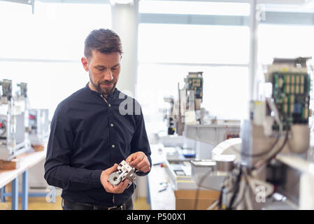 En examinant l'homme usine produit Banque D'Images