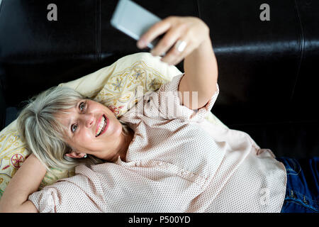Mature Woman holding cell phone Banque D'Images