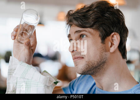 L'homme dans un café en verre l'examen Banque D'Images