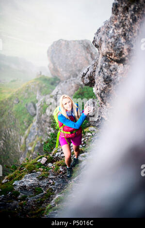 L'Autriche, l'état de Salzbourg, Filzmoos, Female hiker Banque D'Images