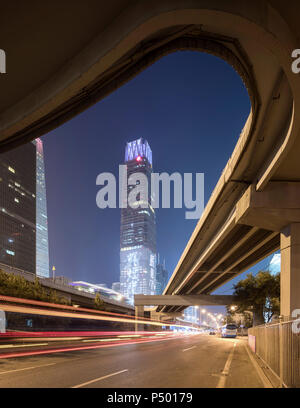 La Chine, Beijing, quartier central des affaires et trafic de nuit Banque D'Images