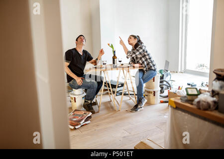 Couple heureux la rénovation d'appartement, en faisant une pause, parler Banque D'Images