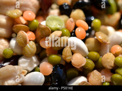 Grain blanc et de haricots noirs, lentilles, pois chiches vert orange Banque D'Images
