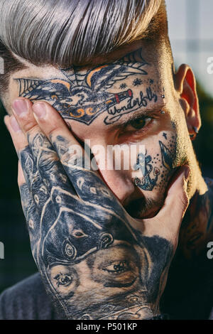 Close-up des tatouages visage de jeune homme Banque D'Images