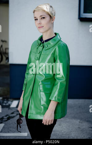 Portrait de femme portant veste en cuir vintage vert Banque D'Images