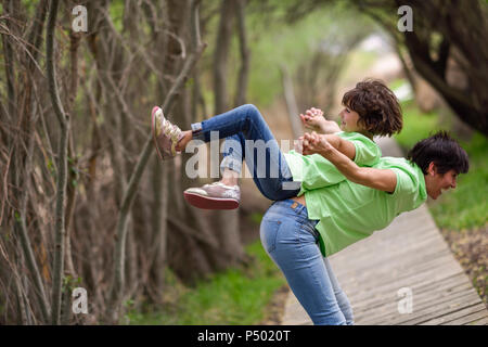 Happy mother and daughter having fun on boardwalk Banque D'Images