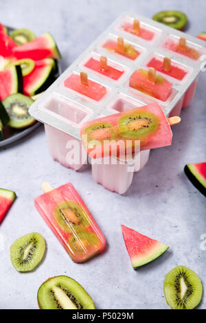 Sucettes glacées kiwi pastèque fait maison Banque D'Images