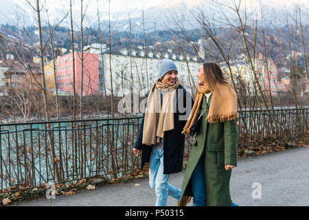 L'Autriche, Innsbruck, happy young couple strolling ensemble à l'heure d'hiver Banque D'Images