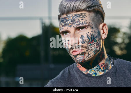Portrait de jeune homme tatoué à l'extérieur Banque D'Images