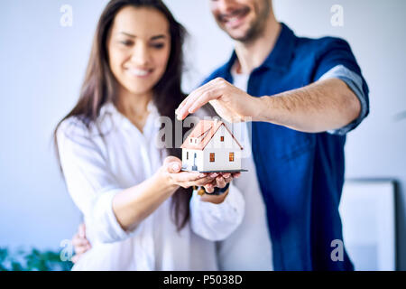 Couple holding nouveau modèle de maison Banque D'Images