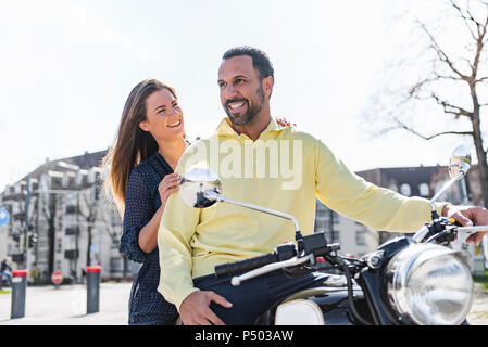 Couple heureux sur une moto Banque D'Images