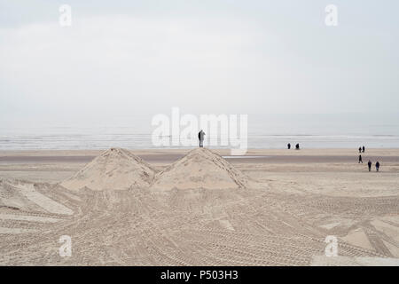 Aux Pays-Bas, les gens sur la plage Banque D'Images