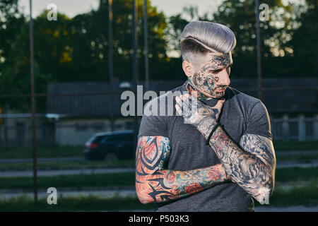 Portrait de jeune homme tatoué à l'extérieur Banque D'Images
