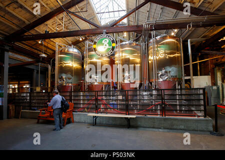 Brooklyn Brewery, 79 N 11th St, Brooklyn, NY. Intérieur d'une brasserie dans le quartier de Williamsburg. Banque D'Images