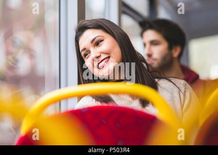 UK, Londres, portrait de jeune femme en regardant par la fenêtre du bus Banque D'Images