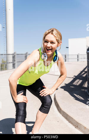 Woman jogging dans la ville, prendre une pause Banque D'Images