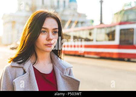 La Russie, Saint-Pétersbourg, portrait de jeune femme dans la ville Banque D'Images