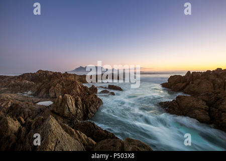 L'Afrique, Afrique du Sud, Cape Town, vue de la plage à la montagne de la table dans la soirée Banque D'Images