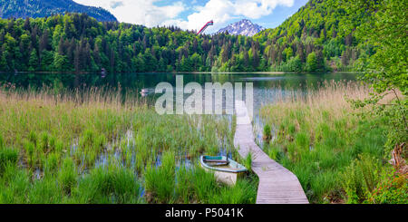 Allemagne, Bavière, Allgaeu, Alpes, lac Freibergsee Allgaeu, Heini Klopfer Flying Hill dans l'arrière-plan Banque D'Images