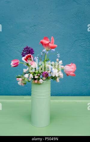 Vase avec bouquet de fleurs, fleurs de poireau, forget-me-not, Tulip Banque D'Images