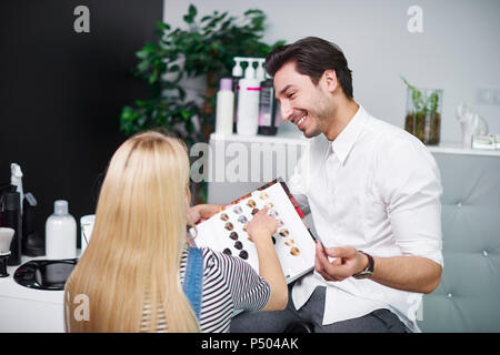 Choisir la couleur de cheveux de femme palette dans un salon de coiffure Banque D'Images