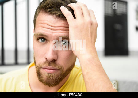 Portrait de jeune homme barbu Banque D'Images