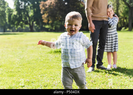 Garçon heureux en famille dans un parc Banque D'Images