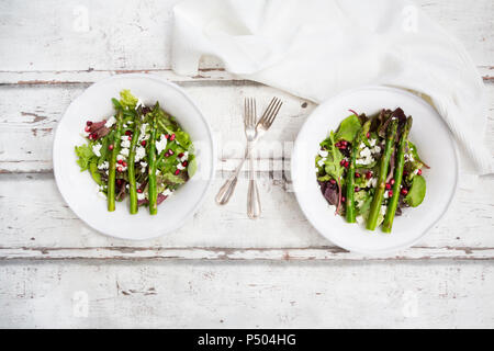 Salade mixte avec des asperges vertes poêlées, féta et graines de grenade Banque D'Images