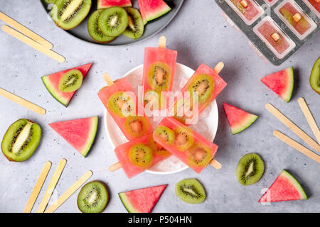 Sucettes glacées kiwi pastèque fait maison Banque D'Images