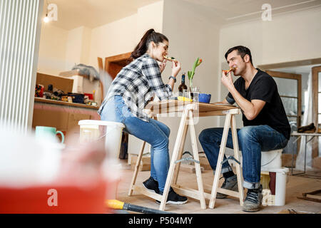 Couple heureux la rénovation d'appartement, en faisant une pause, Banque D'Images