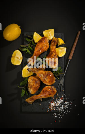 Cuisses de poulet tandoori sur ardoise, citron Banque D'Images