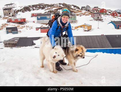Le Groenland, Kulusuk, femme avec huskies du Groenland Banque D'Images