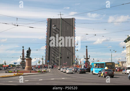 SAINT-Pétersbourg, Russie - le 23 juin 2018 : City transport à proximité de Trinity (Troitskiy) Bridge de jour. Vue du Champ de Mars Banque D'Images