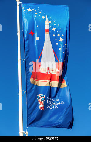Samara, Russie - 17 juin 2018 : drapeau avec fusée spatiale - symbole de Samara ville-hôte de la Coupe du Monde FIFA 2018 Banque D'Images