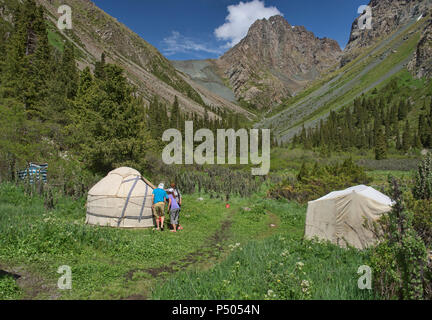 Camp de yourte dans les montagnes du Tian Shan, Karakol, Kirghizistan Banque D'Images