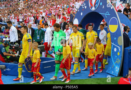 MARSEILLE, FRANCE - 21 juin 2016 : ukrainien (en jaune) et les joueurs polonais rendez-vous sur le terrain avant leur UEFA EURO 2016 match au Stade Vélodrome en Mar Banque D'Images