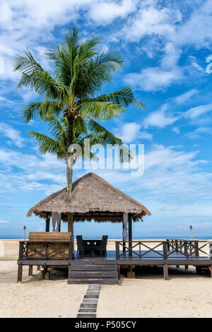 La Pagode et palmier sur la plage de Bornéo, Malaisie Banque D'Images