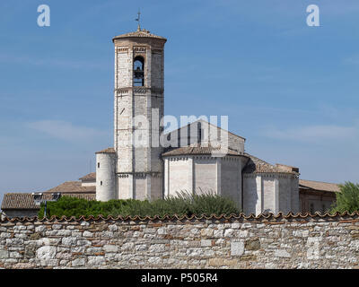 Clocher et chevet de l'église médiévale de San Francesco à Gubbio (Italie) Banque D'Images