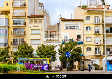 De l'architecture Spanish beach resort Blanes en été. Costa Brava, en Catalogne. Bus touristique pour le Jardin Botanique Marimurtra est de l'autobus st Banque D'Images