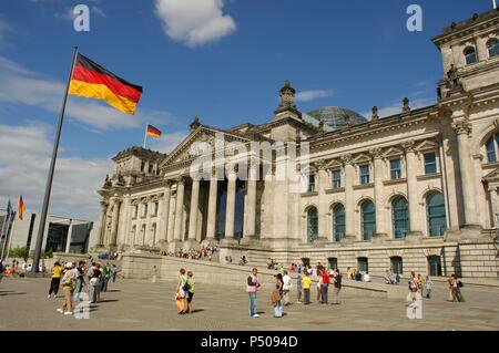 L'Allemagne. Berlin. Le Parlement allemand dans le bâtiment du Reichstag. 1884-1894. Construit par Paul Wallot et reconstruite par Norman Foster entre 1992-1999. De l'extérieur. Banque D'Images