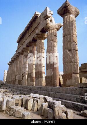 L'art grec de l'acropole de Sélinonte. C. Temple construit dans le milieu du sixième siècle avant J.-C. A un périmètre de 42 colonnes, 12 de qui restent encore debout. Colonnade. La Sicile. L'Italie. Banque D'Images