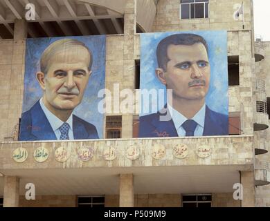 Présidents de la Syrie. Gauche : Hafez al-Asad (1930-2000), a droite : Basahr al-Assad (1965). Grands portraits. Souk Hamidie. Damas. Photo pris avant la guerre civile. Banque D'Images